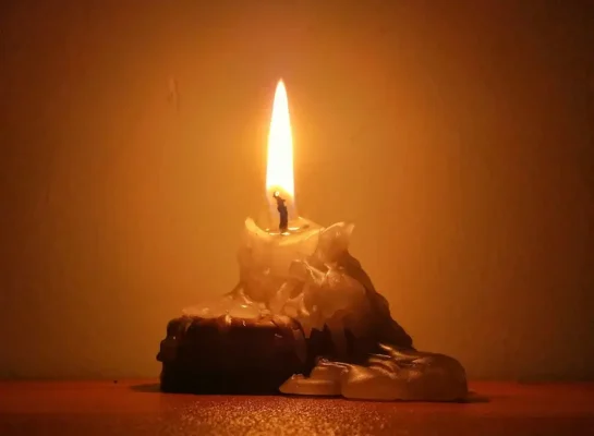 basil-james-7x-Th7ws6T0-unsplash Bougie de prière en train de se consommer